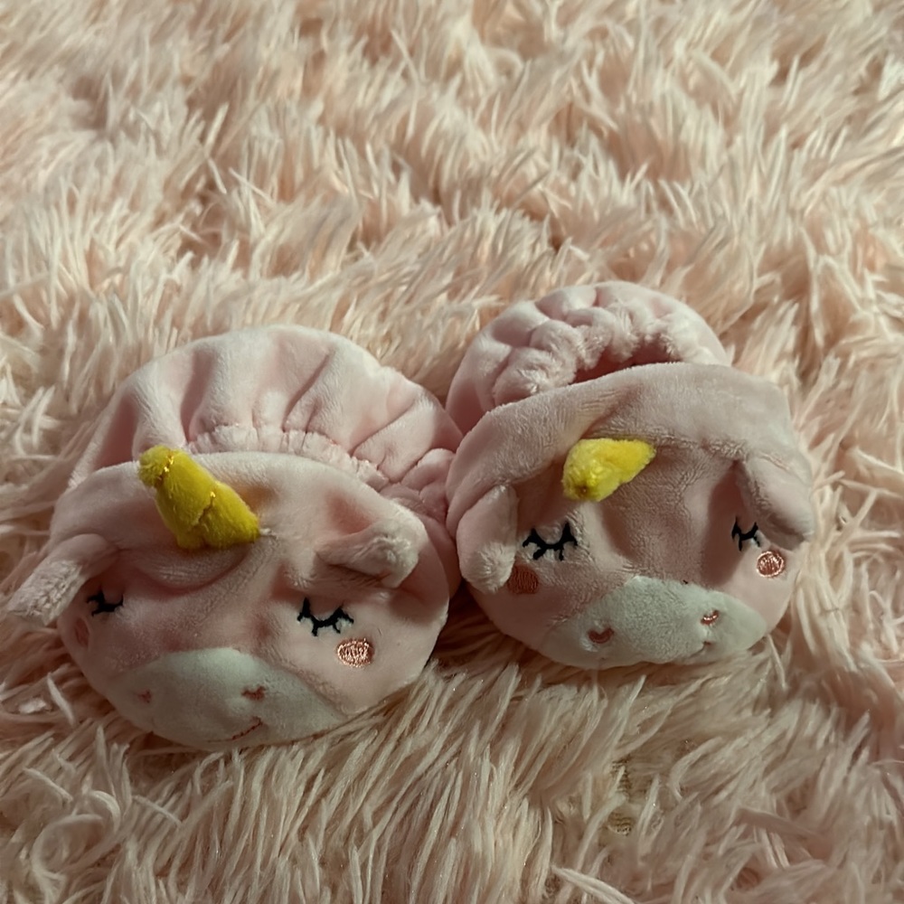 0-3 month slippers. Never worn.